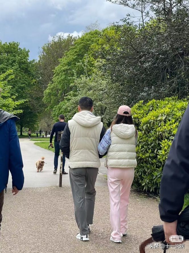 章泽天和刘强东甜蜜照曝光,刘强东章泽天挽手现身