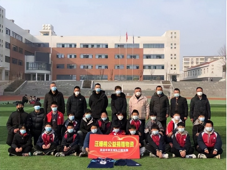 温暖！富德生命人寿黄冈分部为鄂州段店中学足球队捐赠球服