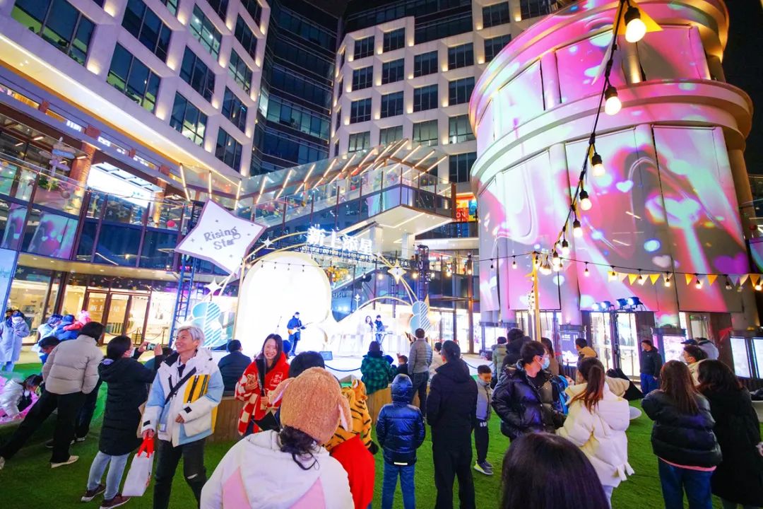 都市失意年轻人，开始排队去商场过夜