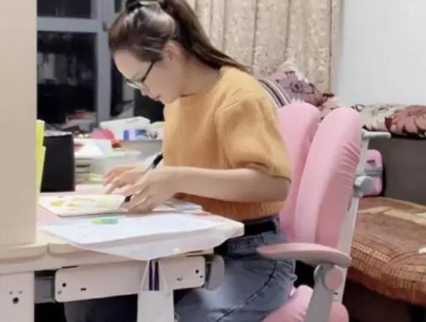 “吹着空调就能挣钱”，学生下单找跑腿帮写作业，家长也没闲着