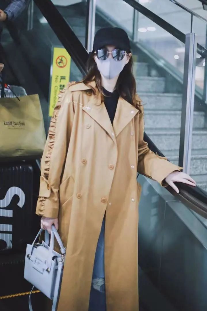 唐嫣在机场时背的焦糖色包,唐嫣曾经用过哪些包包