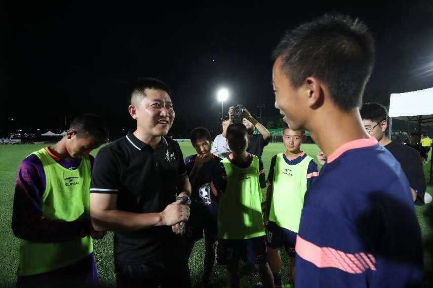 一年没见的支教老师和小队员们相遇惊喜地笑开心地哭