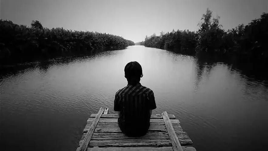 他说：一个自学生的成长方式是与社会直接接轨找到自己的成长方向