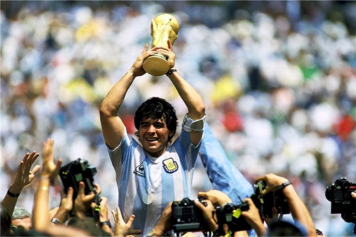 三大球王贝利马拉多纳梅西,三大足球球王