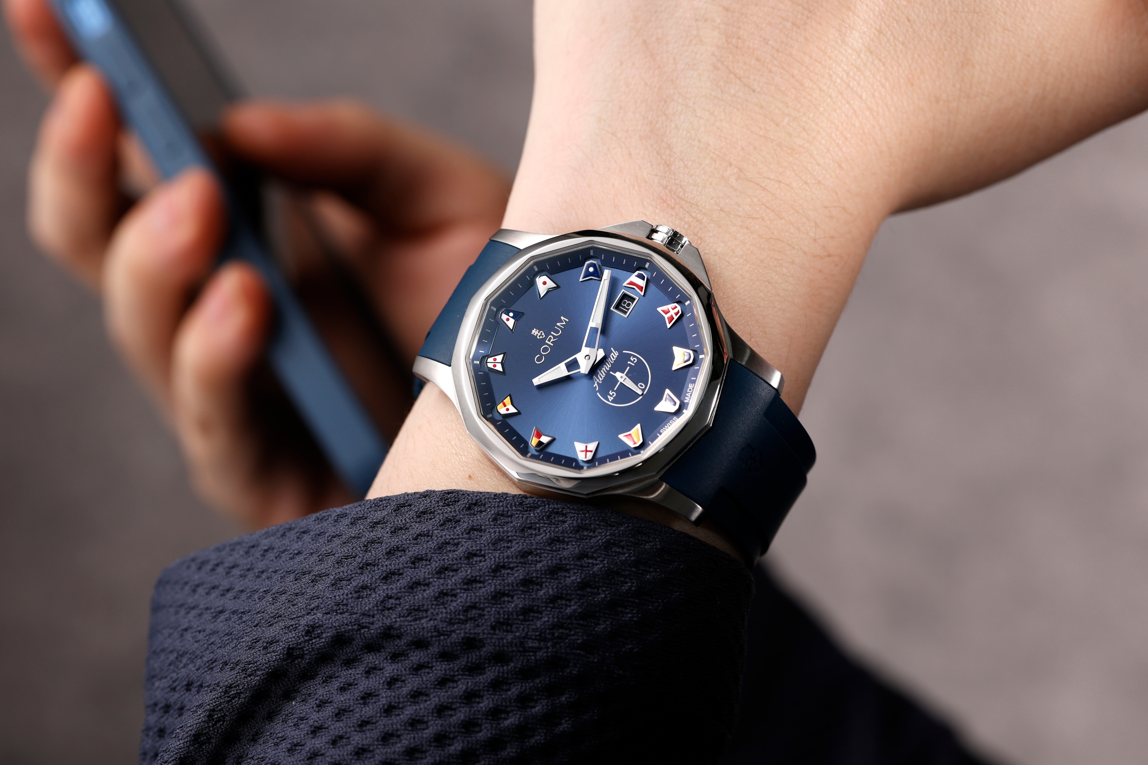 长假盼海?CORUM昆仑表打造“迷你海滩”