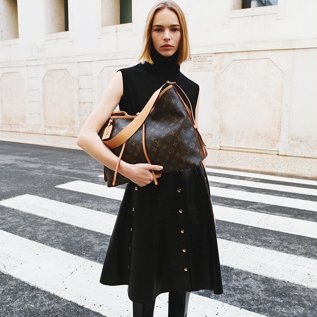 louisvuitton棕棋盘手拿包价格,louisvuitton包包的肩带会硬吗