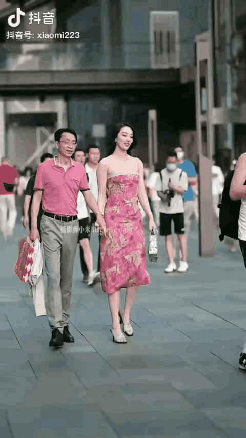 中石油胡某与情人成都街头牵手被拍，女主董某大量性感照片流出