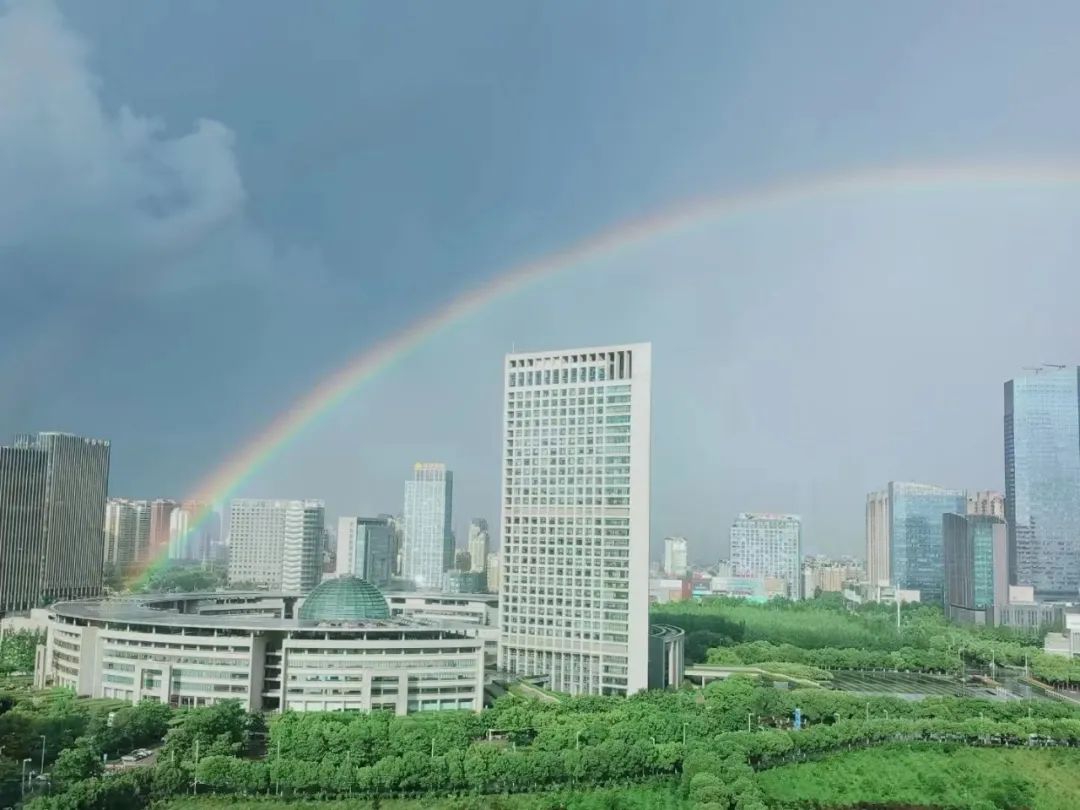 合肥天空出现的双彩虹,合肥天空出现七彩祥云视频