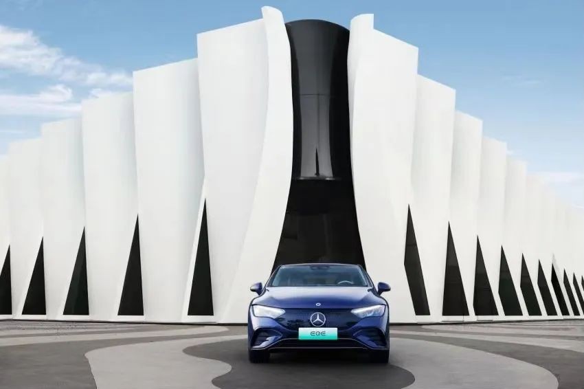 全新EQE打开新世界大门，百年奔驰突破次元壁