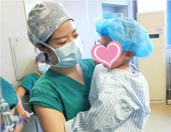 孩子坠床后抱起来,宝宝坠床紧急处理