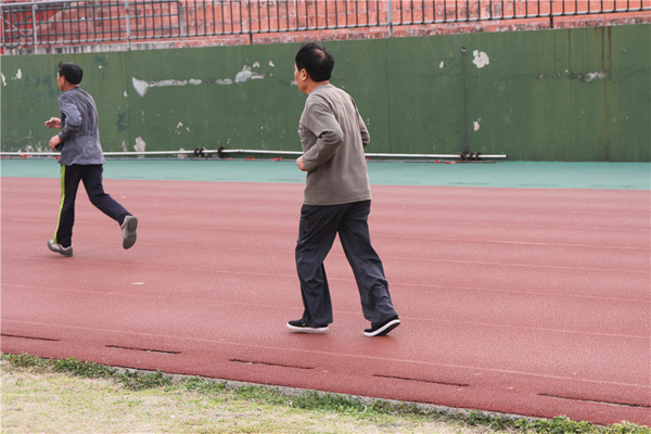 怎样锻炼脊柱预防腰背僵硬酸麻,受寒导致腰背疼痛怎么办