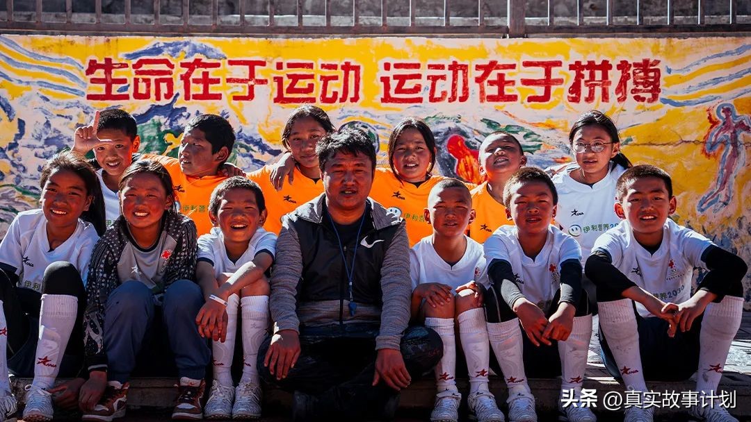 数学老师带着小朋友们去校园,数学老师带着孩子来学校