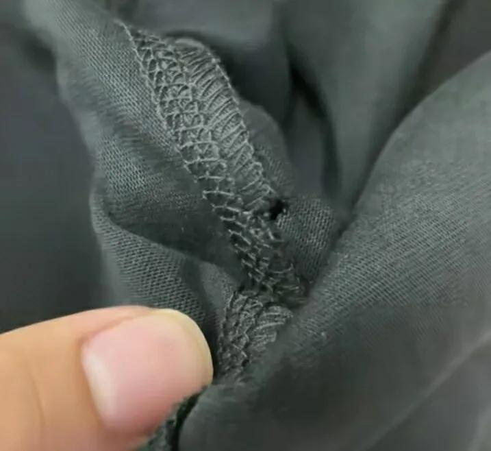 试衣服不慎掉地上被索赔后续,男子试衣服不慎掉地上事件