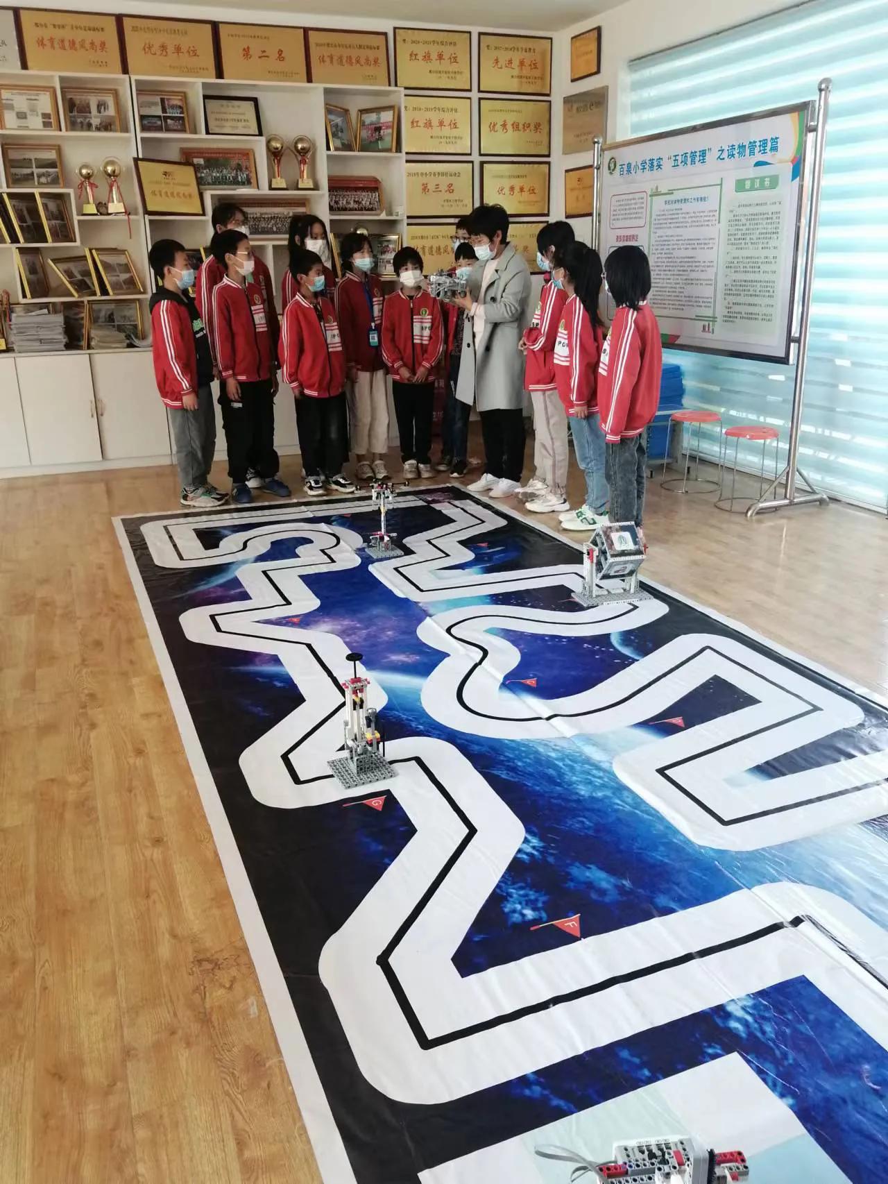 百泉小学课后服务“编程机器人”展特色