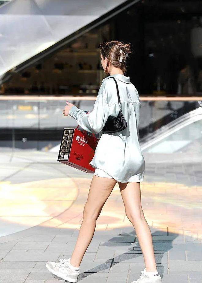 用肉色*袜丝***袜丝**就不一样了，美女是怎样用肉丝为自己加分的