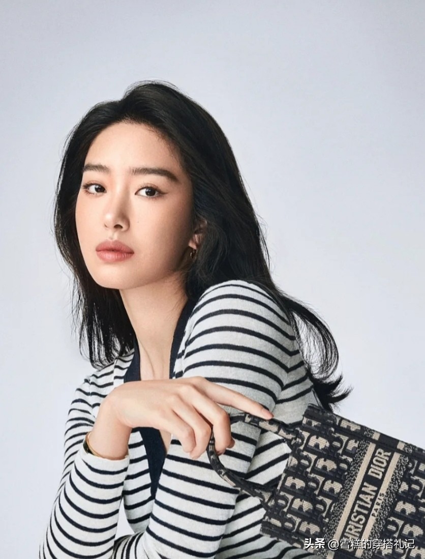 上尖下宽小脸脸型适合什么发型,脸型长的方圆脸适合什么发型