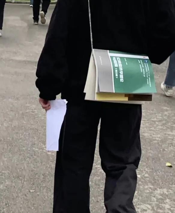 “纸抽麻将已C位出道”，大学生省钱新花样火了，有点智慧但不多