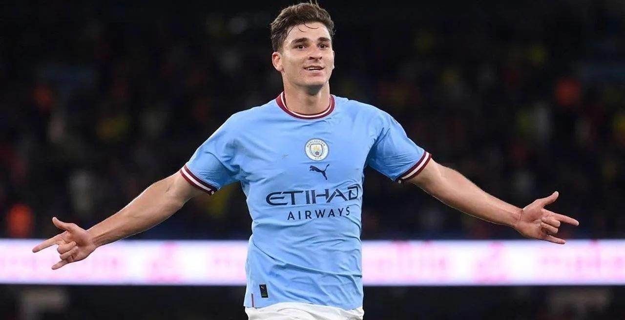 梅西拥抱阿尔瓦雷斯,梅西助攻阿尔瓦雷斯破门教练反应