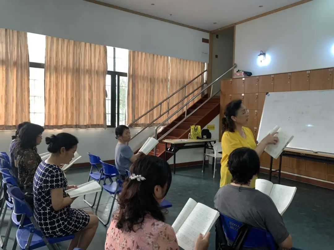 黄埔｜带领老友记们唱出精彩退休生活！你一定也听过文冲街这位合唱老师唱的歌、弹的曲