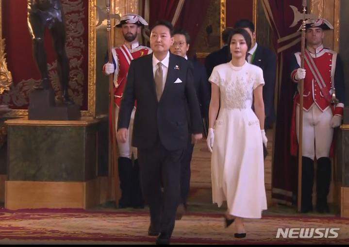 新一任韩国总统夫人,韩国现任总统夫人出访照片