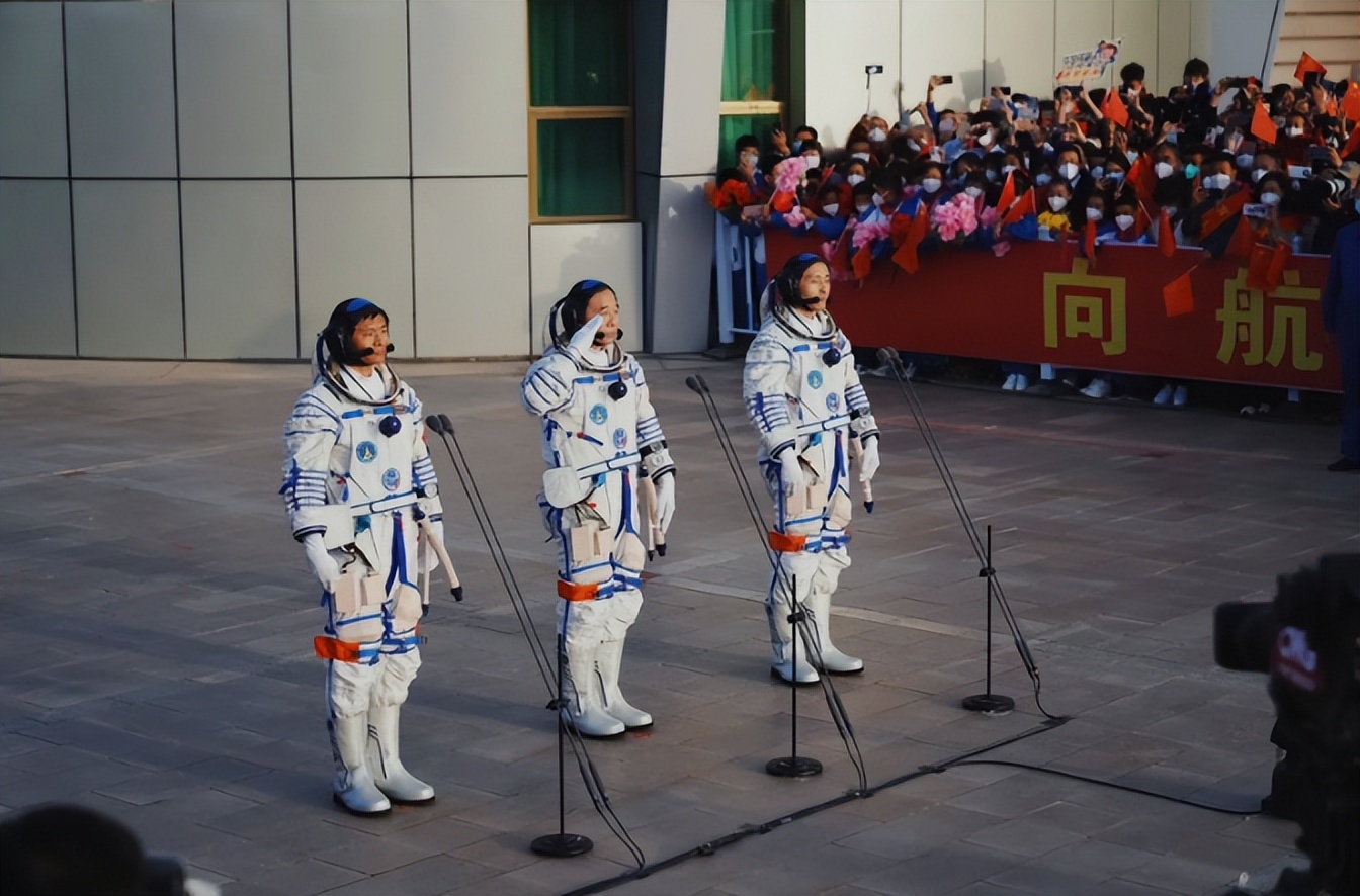 “你导师呢”？学生：“飞天了”，戴眼镜的北航教授出征太空