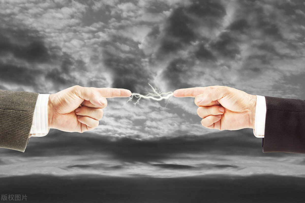 在超市喝水后结账,在超市里先喝水后付款