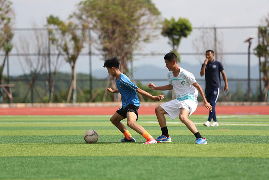 贵州青少年足球夏令营,黔西南州青少年足球队前往英国