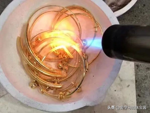 黄金耳环上面没有标记是真金吗,金耳环烧黑了是不是假的