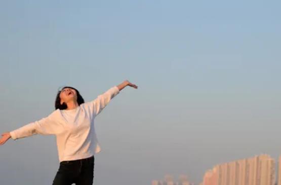 花20几万读大学，当月薪3千的前台，一女大学生的吐槽引人共鸣