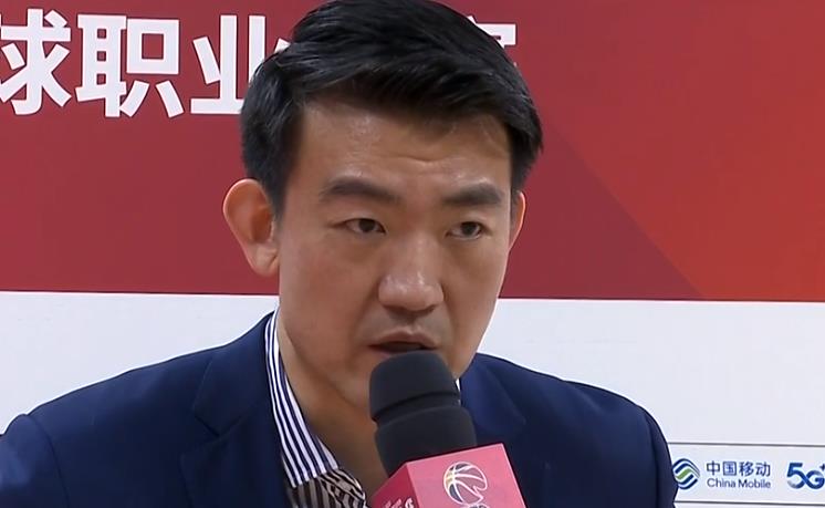 广厦输50分广东王博赛后采访,杜锋不满判罚冲入场内质问裁判组