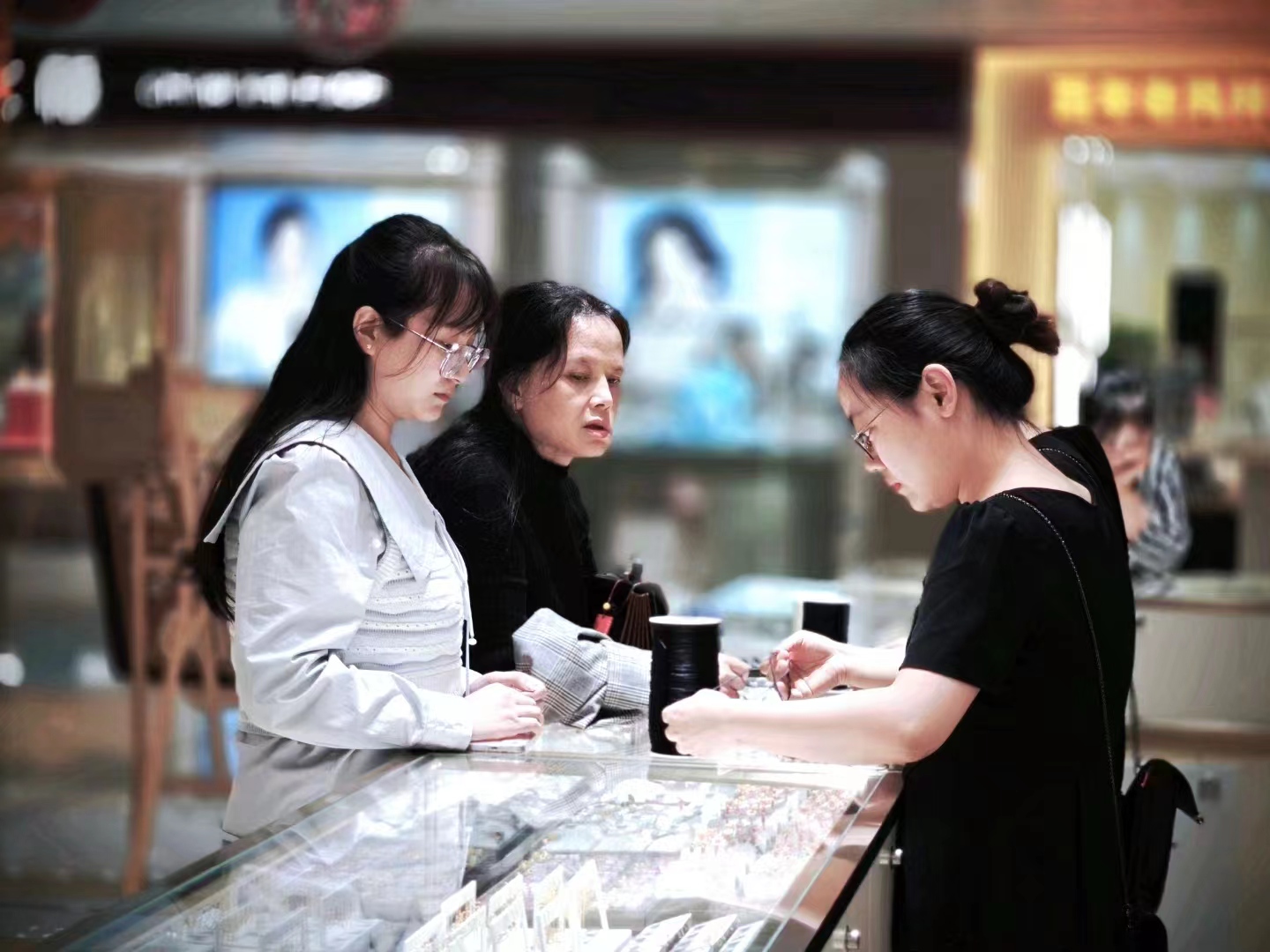 买黄金首饰到哪家店,买黄金珠宝首饰有哪些品牌店