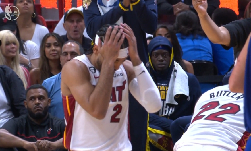 300斤的胖子，摸一下飞出好几米？裁判是托尼兄弟？哦，那没事了