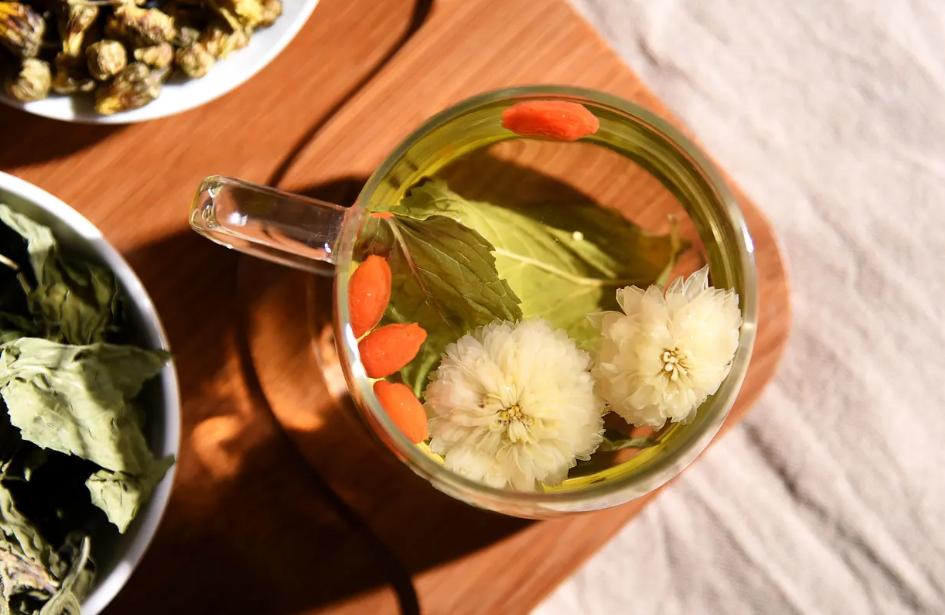 明天立秋，按照老习俗：“咬秋、晒秋、饮秋茶”，清爽迎秋接福运