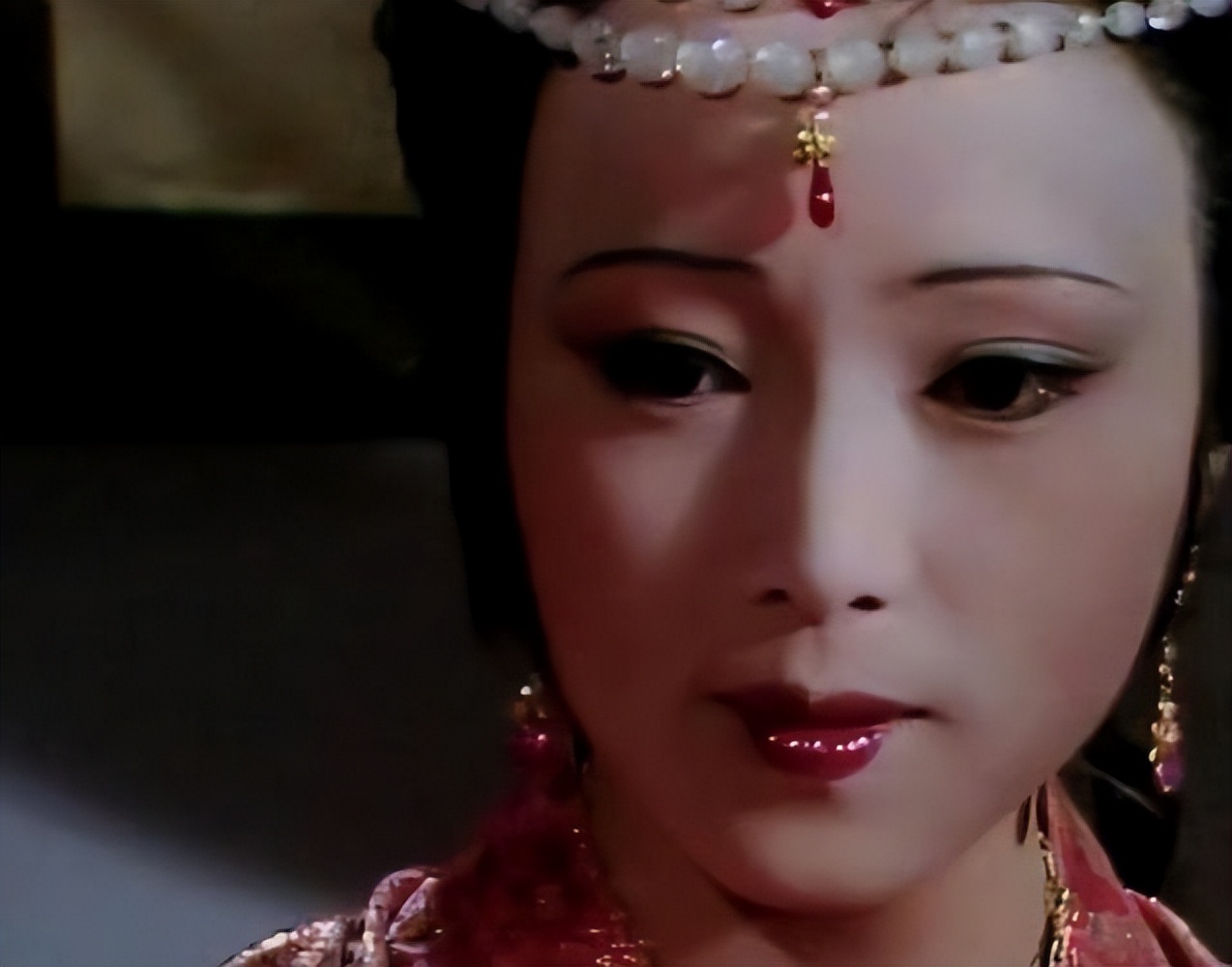 秦可卿和公公“爬灰”的丑事究竟是心甘情愿还是淫威下的不得不从