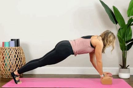 小肚子突出练哪个瑜伽动作,让肚子成为马甲线的瑜伽动作