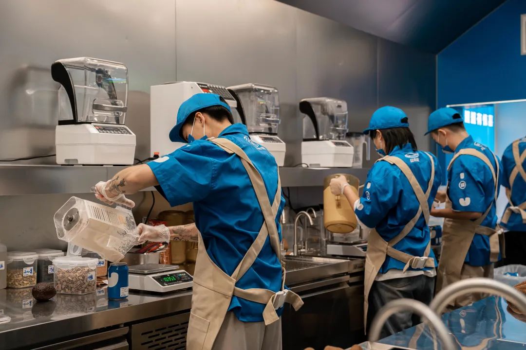 最高日营收超2万，“罐罐酸奶”走红上海，酸奶跑出新玩法？