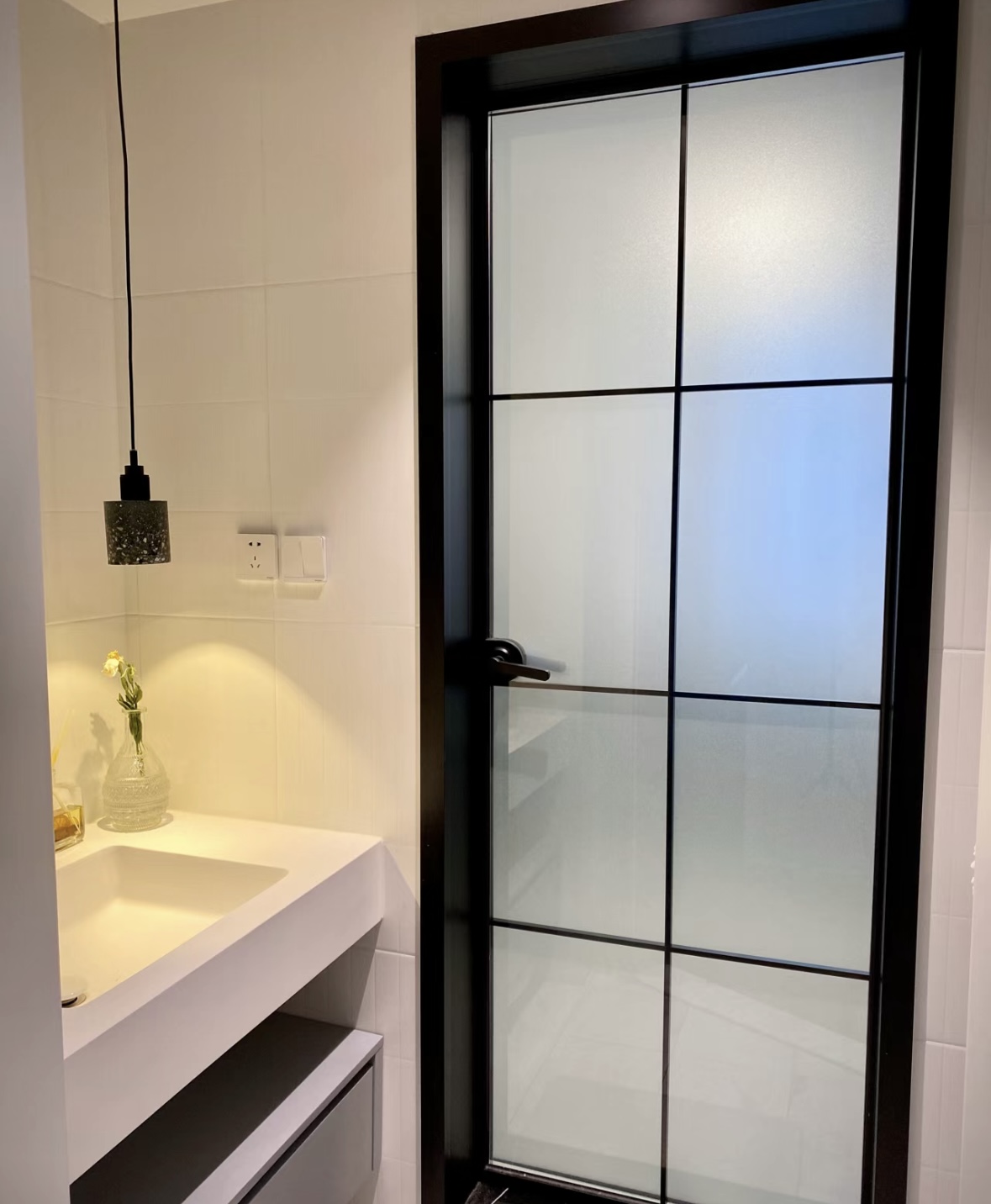 换了1次卫生间门，我终于知道了铝镁合金玻璃门和实木门的区别