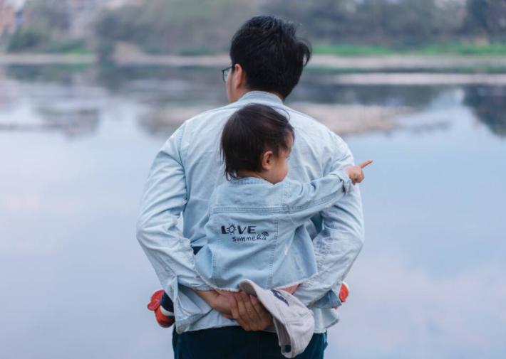 女孩子像爸爸好还是像妈妈好,女儿像爸爸有福气还是像妈妈好