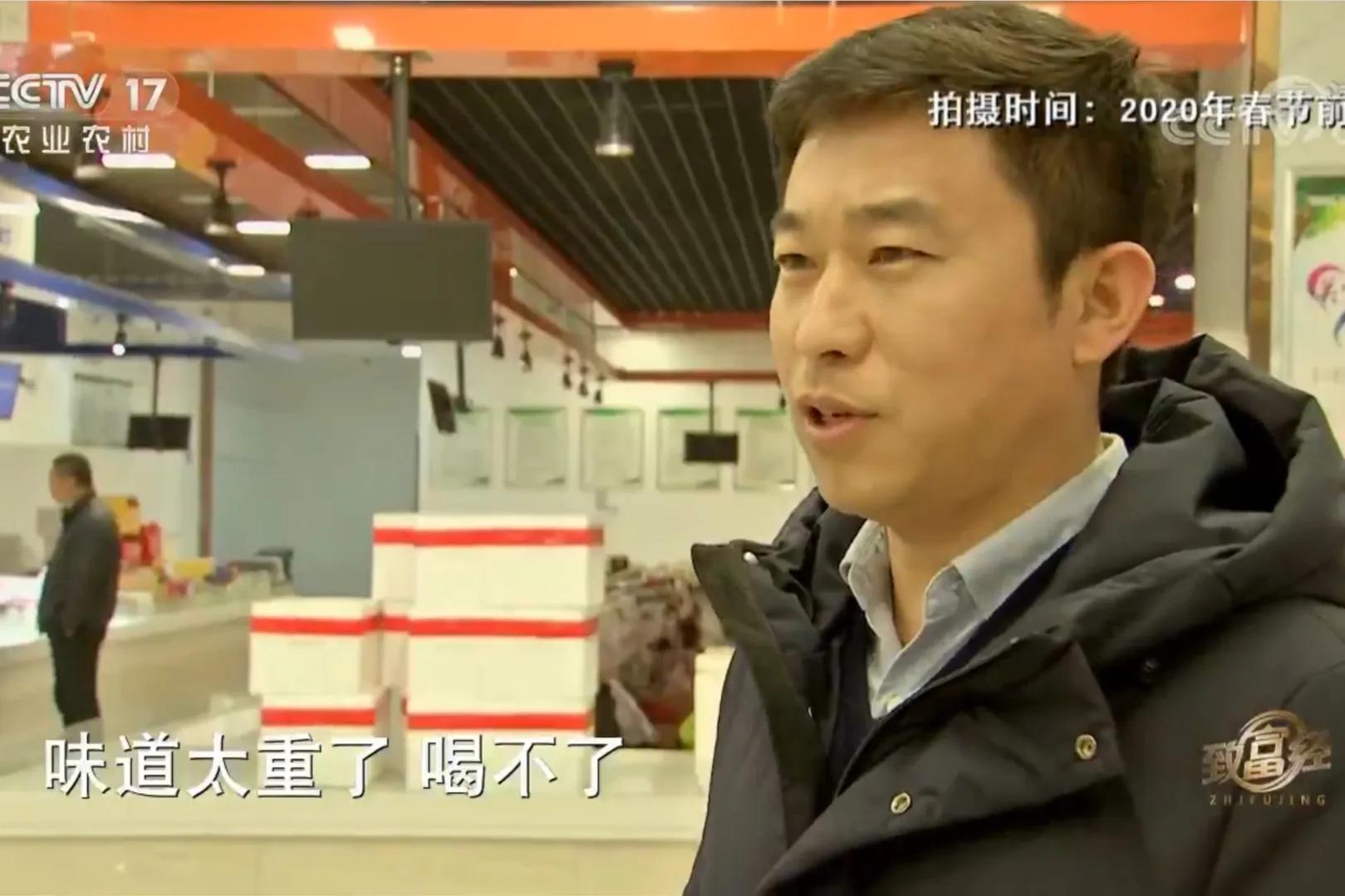 男子筹集40万承包300多亩山林养猪,一小伙承包荒山搞养殖年挣百万