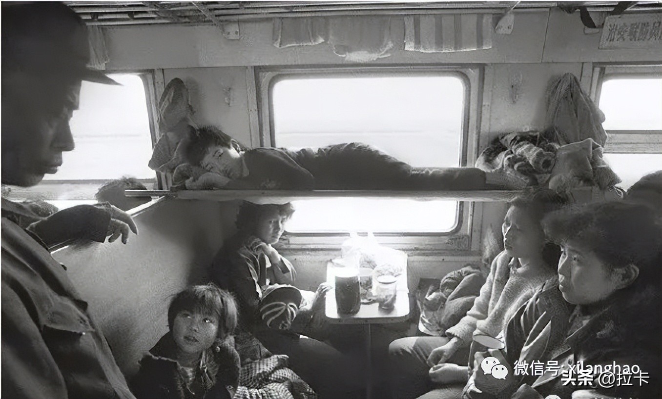 绿皮火车老照片,80年代绿皮火车里旧照片