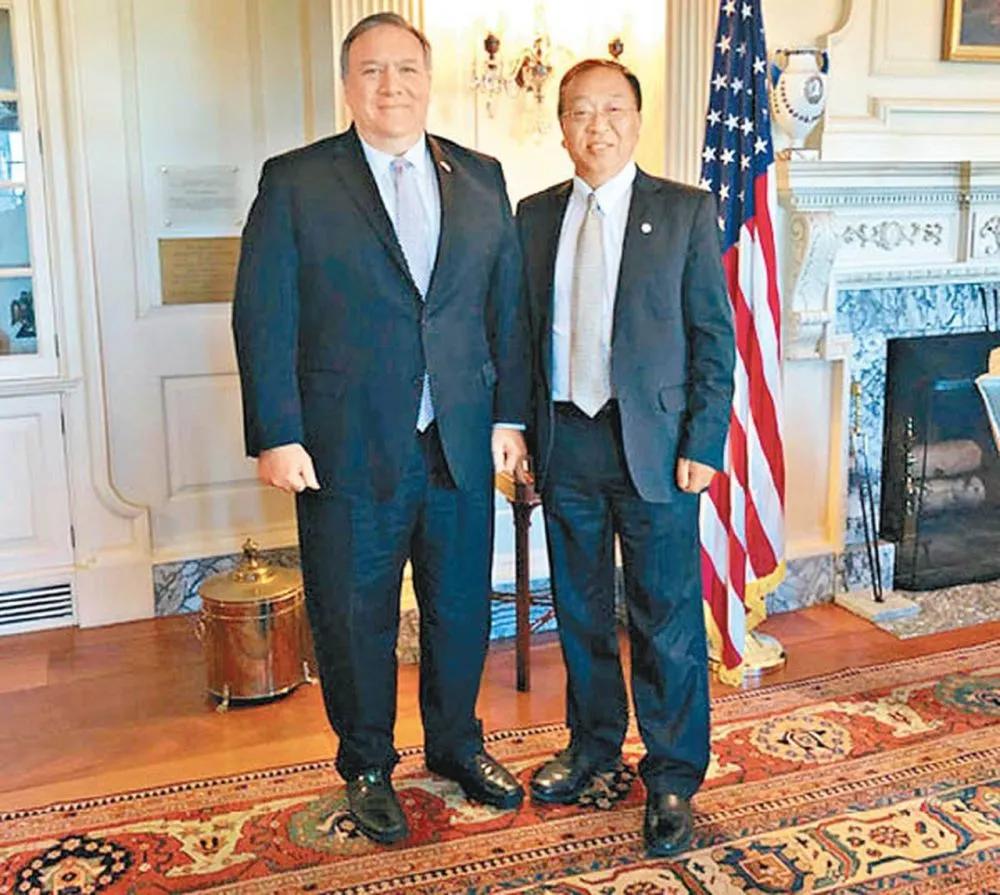 某地制作当代“汉奸”余茂春跪像：六亲不认，背叛家国，数典忘祖