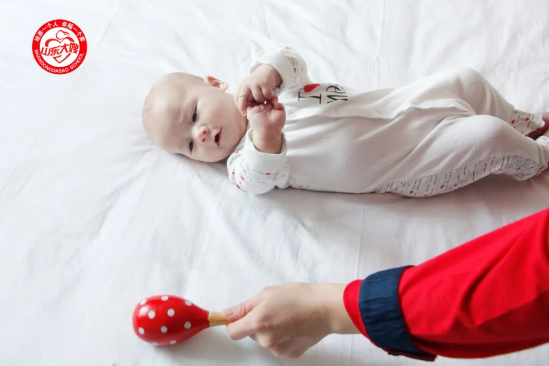 雇育儿嫂一般一个月多少钱合适,工资上万辞工照顾孩子