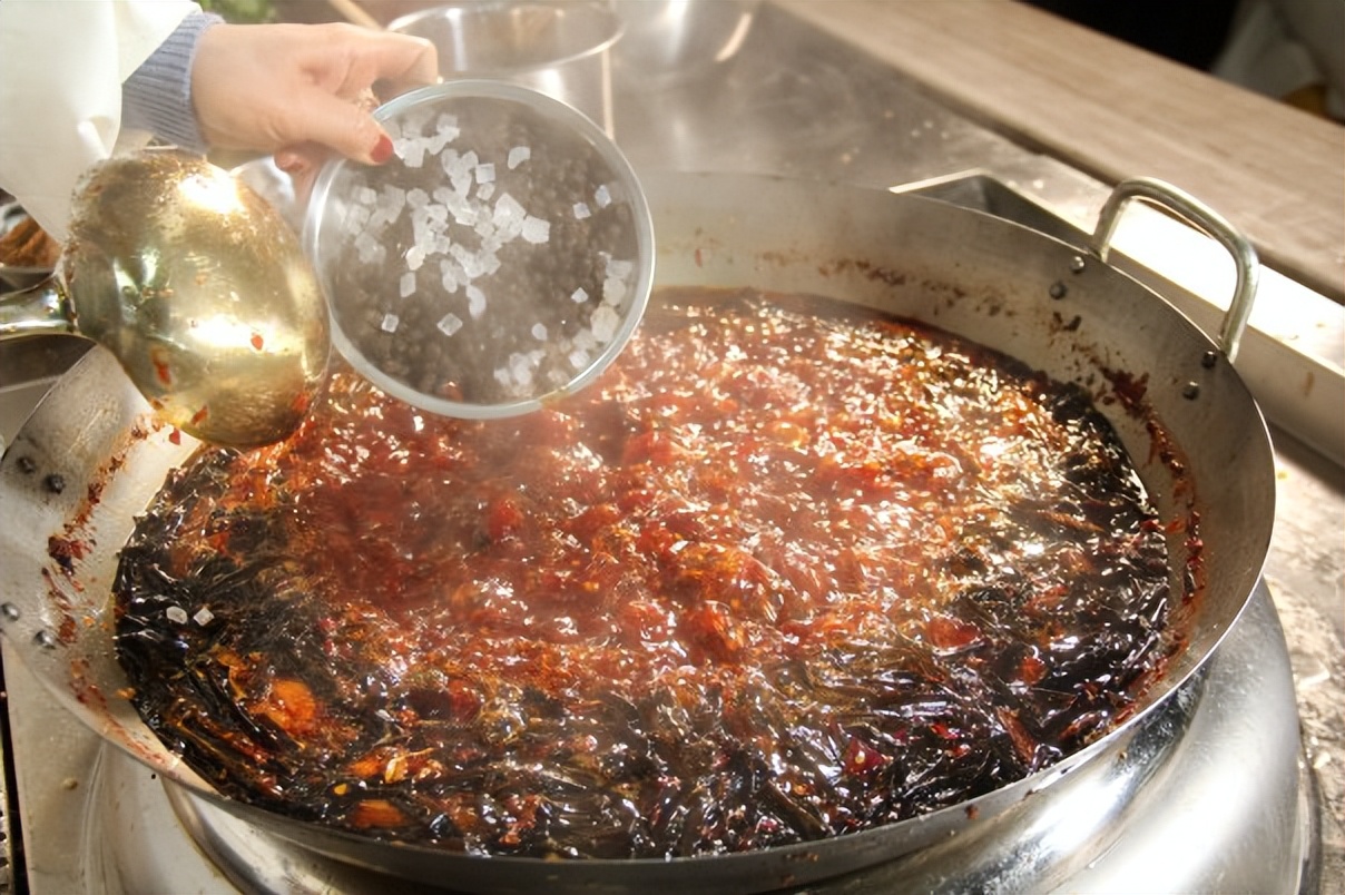 如何牛油火锅底料清澈红亮,炒好火锅料