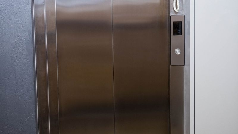 加装电梯发生的事,加装电梯就是一场闹剧