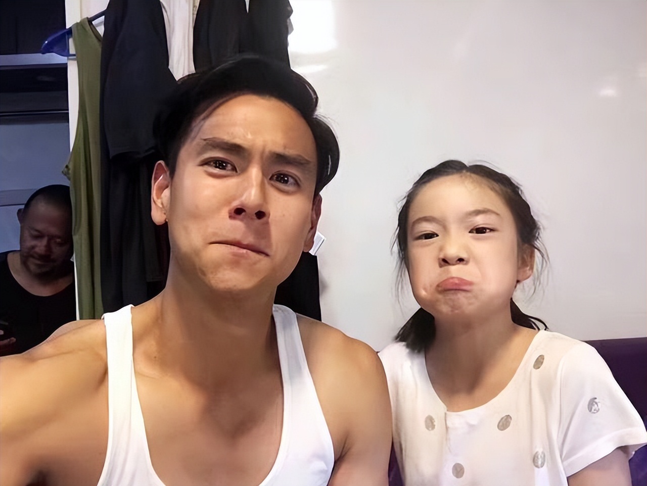 黄健翔前妻孙颖现状,黄健翔一家近照