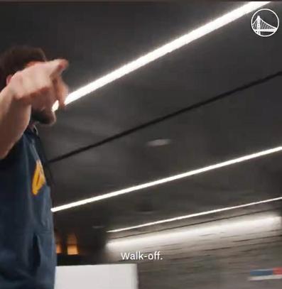 勇士队内气氛融洽,勇士更衣室庆祝克莱