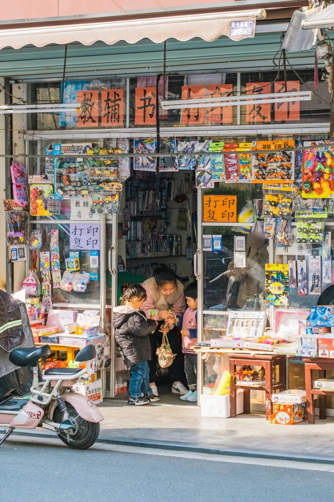 校门口的小店从来没有让人失望,校门口小店生意火爆