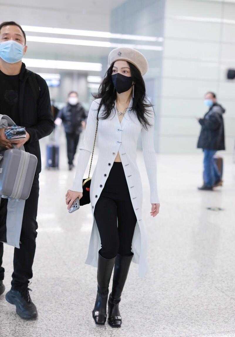 张韶涵瘦成皮包骨了,张韶涵穿绿色印花上衣小秀蛮腰