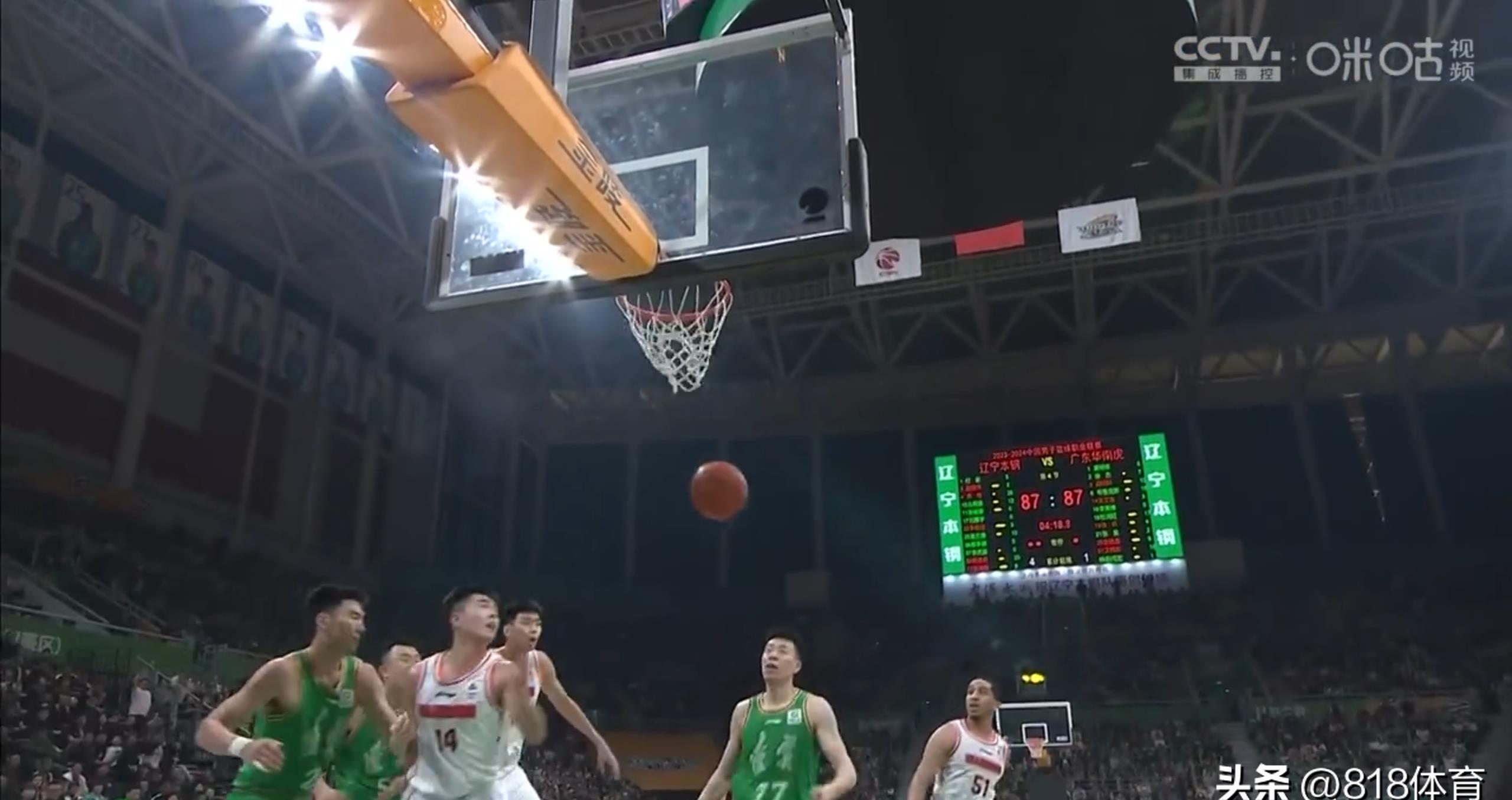 张镇麟劈扣吓坏,cba张镇麟垫脚裁判报告