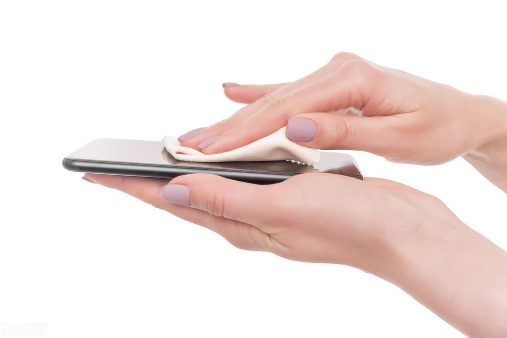 你还在这样擦手机？错！
